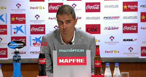 La comparecencia del técnico comenzó con una pregunta en euskera. La comparecencia del técnico comenzó con una pregunta en euskera.