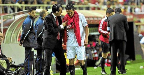 Emery habla con Bacca tras ser sustituido en el partido ante el Granada.