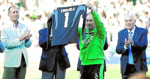 José Ramón Esnaola recibe el homenaje de la afición en el Betis-Zaragoza de la 12/13. José Ramón Esnaola recibe el homenaje de la afición en el Betis-Zaragoza de la 12/13.