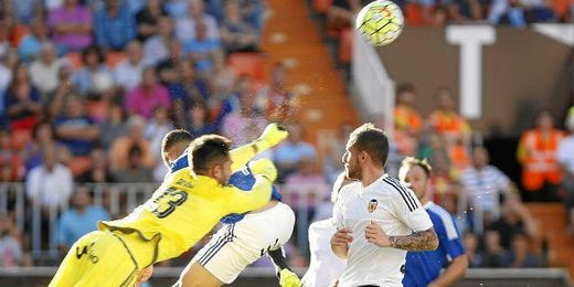 En la imagen, Adán despeja un balón en Mestalla. En la imagen, Adán despeja un balón en Mestalla.