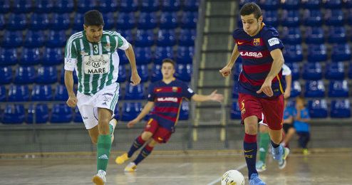 Paco persigue a un rival blaugrana. Paco persigue a un rival blaugrana.