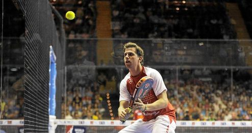 Paquito Navarro trata de alcanzar una bola. Paquito Navarro trata de alcanzar una bola.