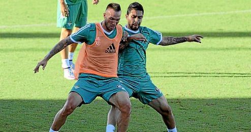 Digard, en un entrenamiento con Petros. Digard, en un entrenamiento con Petros.