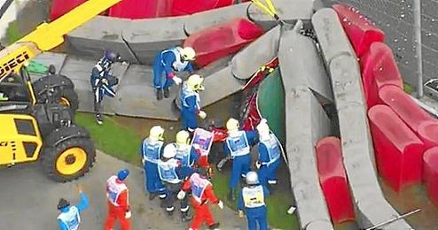 El Toro Rosso de Carlos Sainz se estrelló contra las protecciones. El Toro Rosso de Carlos Sainz se estrelló contra las protecciones.