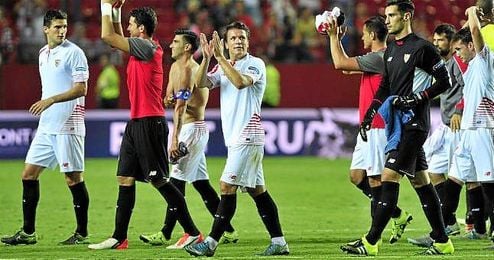 Konoplyanka aplaude a la grada del Sánchez Pizjuán tras un partido. Konoplyanka aplaude a la grada del Sánchez Pizjuán tras un partido.