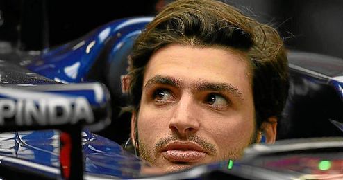 Carlos Sainz en su monoplaza de Toro Rosso. Carlos Sainz en su monoplaza de Toro Rosso.
