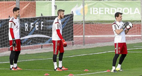 Sergio Rico, junto a De Gea y Casillas. Sergio Rico, junto a De Gea y Casillas.