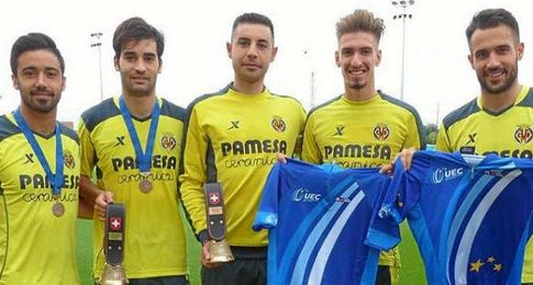 Sebastián Mora, junto a la plantilla del Villarreal. Sebastián Mora, junto a la plantilla del Villarreal.