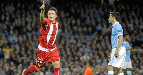 Konoplyanka celebra su gol en el Etihad Stadium. Konoplyanka celebra su gol en el Etihad Stadium.