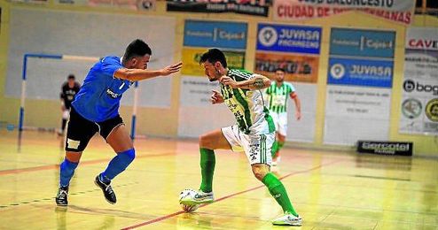 Juanillo encara con el esférico a uno de los rivales melillenses de ayer, en el Francisco de Dios Jiménez. Juanillo encara con el esférico a uno de los rivales melillenses de ayer, en el Francisco de Dios Jiménez.