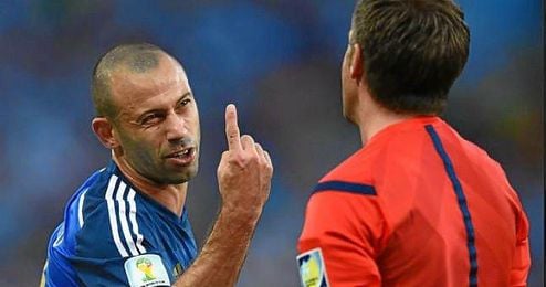 Mascherano se dirige al árbitro del partido. Mascherano se dirige al árbitro del partido.