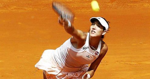 Garbiñe Muguruza sirviendo una bola en el Open de Madrid. Garbiñe Muguruza sirviendo una bola en el Open de Madrid.