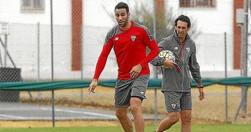 Rami, en un entrenamiento, bajo la atenta mirada de Emery. Rami, en un entrenamiento, bajo la atenta mirada de Emery.