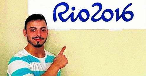 Josué Brachi señalando un cartel que hace referencia a las Olimpiadas de Río. Josué Brachi señalando un cartel que hace referencia a las Olimpiadas de Río.
