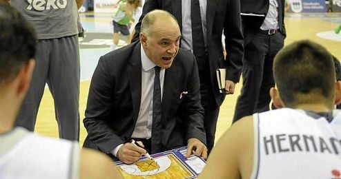 Pablo Laso dando instrucciones a sus jugadores. Pablo Laso dando instrucciones a sus jugadores.