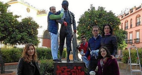Joaquín Moeckel y el grupo de aficionados procediendo a la limpieza de la escultura. Joaquín Moeckel y el grupo de aficionados procediendo a la limpieza de la escultura.