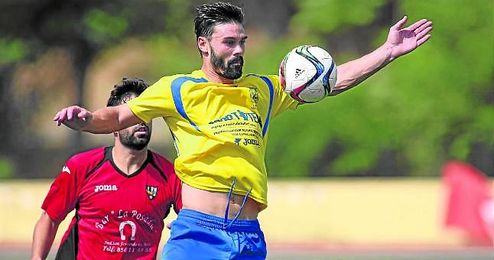 Chico, nuevo fichaje de la Lebrijana, en un partido con el San Juan. Chico, nuevo fichaje de la Lebrijana, en un partido con el San Juan.