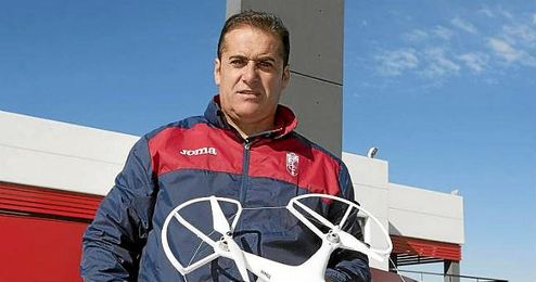 El técnico del equipo muestra su dron en la Ciudad Deportiva del Granada. El técnico del equipo muestra su dron en la Ciudad Deportiva del Granada.
