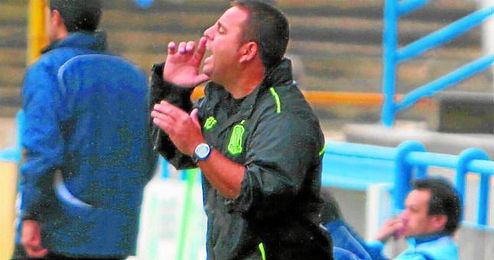 Luque, dando instrucciones a su equipo. Luque, dando instrucciones a su equipo.