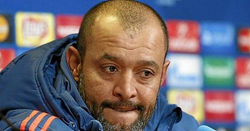 El mister del Valencia explicó que será complicado vencer en el Sánchez Pizjuán. El mister del Valencia explicó que será complicado vencer en el Sánchez Pizjuán.