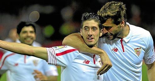 Escudero celebra su tanto, junto a él, Fernando Llorente. Escudero celebra su tanto, junto a él, Fernando Llorente.