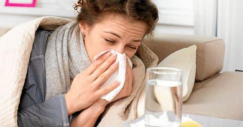 En los simples catarros la fiebre no está presente, mientras que en la gripe se da en el 80% de los casos. En los simples catarros la fiebre no está presente, mientras que en la gripe se da en el 80% de los casos.