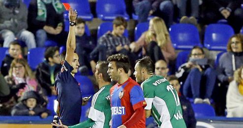 Es la primera roja que ve en toda su carrera el zaguero alemán. Es la primera roja que ve en toda su carrera el zaguero alemán.