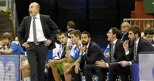 Jon Txakartegi y Lolo Encinas se harán cargo del equipo en los próximos entrenamientos. Jon Txakartegi y Lolo Encinas se harán cargo del equipo en los próximos entrenamientos.