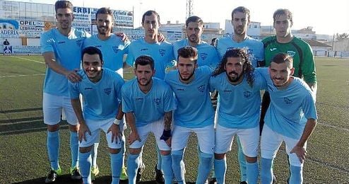 Carlos Ruiz (abajo, segundo por la izquierda) en el once ante el San Fernando Carlos Ruiz (abajo, segundo por la izquierda) en el once ante el San Fernando