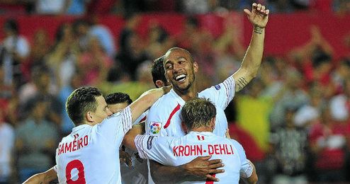 Los sevillistas encuentran la felicidad ante su público. Los sevillistas encuentran la felicidad ante su público.