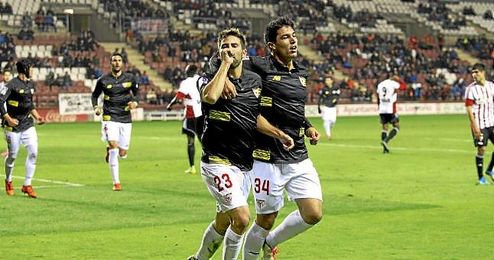 Coke celebra el primer gol junto a Diego González. Coke celebra el primer gol junto a Diego González.