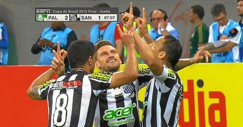 Ricardo Oliveira celebra el gol que fuerza los penaltis junto a sus compañeros. Ricardo Oliveira celebra el gol que fuerza los penaltis junto a sus compañeros.