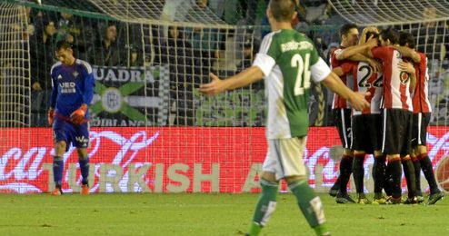 A los verdiblancos les hacen daño desde larga distancia. A los verdiblancos les hacen daño desde larga distancia.