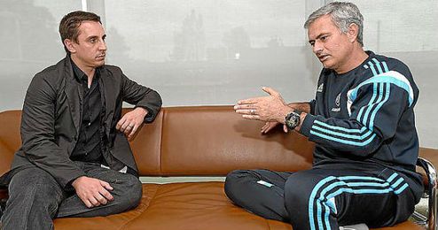 Neville y Mourinho, juntos durante una entrevista. Neville y Mourinho, juntos durante una entrevista.