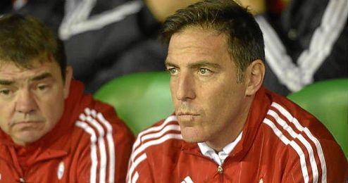 Berizzo, sentado en el banquillo del Villamarín Berizzo, sentado en el banquillo del Villamarín