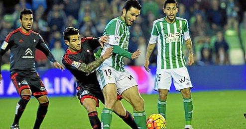 Jorge Molina, goleador ante el Celta, se zafa de la presión de Hugo Mallo Jorge Molina, goleador ante el Celta, se zafa de la presión de Hugo Mallo