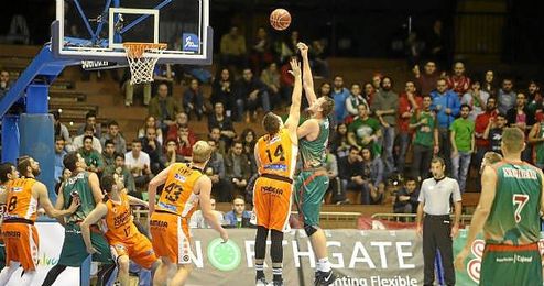 La derrota deja a Baloncesto Sevilla en una situación comprometida, cerca de puestos de descenso. La derrota deja a Baloncesto Sevilla en una situación comprometida, cerca de puestos de descenso.