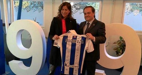 Jokin Aperribay obsequia a la tenista con una camiseta. Jokin Aperribay obsequia a la tenista con una camiseta.