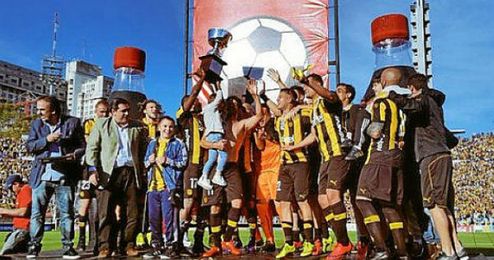 Los jugadores de Peñarol celebran el título. Los jugadores de Peñarol celebran el título.