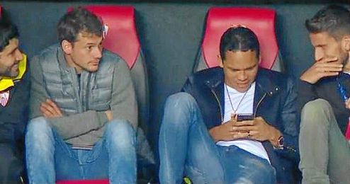Bacca bajó al banquillo del Pizjuán antes del comienzo del encuentro. Bacca bajó al banquillo del Pizjuán antes del comienzo del encuentro.