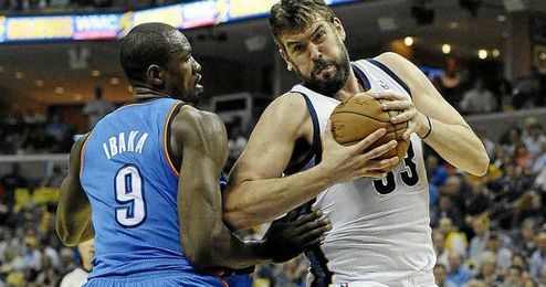 Los españoles Ibaka y Marc Gasol, durante su duelo particular en la NBA. Los españoles Ibaka y Marc Gasol, durante su duelo particular en la NBA.