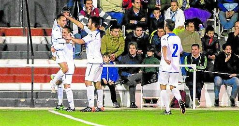 Lolo, del Castilleja, celebra el 0-1 logrado anoche en el José Juan Romero de Gerena. Lolo, del Castilleja, celebra el 0-1 logrado anoche en el José Juan Romero de Gerena.