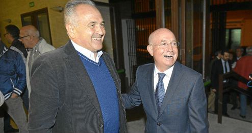 Serra Ferrer saluda a Gordillo en la presentación del libro ´Memorias del Betis´ Serra Ferrer saluda a Gordillo en la presentación del libro ´Memorias del Betis´
