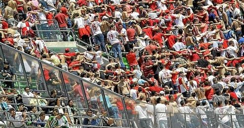 La afición del Sevilla, en la grada visitante del Villamarín. La afición del Sevilla, en la grada visitante del Villamarín.