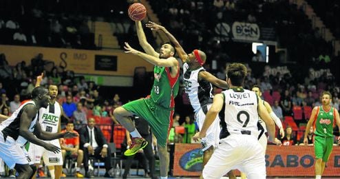 Pierre Oriola entra a canasta en una acción del partido ante el Joventut de la pasada temporada. Pierre Oriola entra a canasta en una acción del partido ante el Joventut de la pasada temporada.