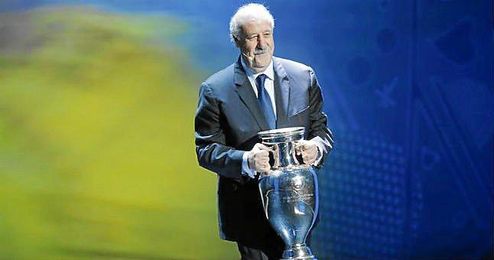Del Bosque entregó la Eurocopa en la ceremonia del sorteo. Del Bosque entregó la Eurocopa en la ceremonia del sorteo.