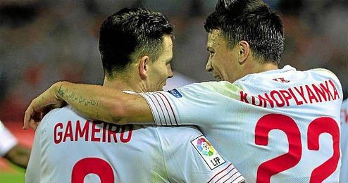Gameiro y Konoplyanka celebran juntos uno de los goles ante el Getafe. Gameiro y Konoplyanka celebran juntos uno de los goles ante el Getafe.