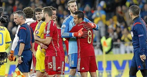 Thiago Alcántara y David De Gea, a la finalización de un partido con la Roja. Thiago Alcántara y David De Gea, a la finalización de un partido con la Roja.