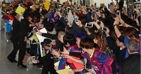 Imagen de la acogida que recibió el FC Barcelona en Japón. Imagen de la acogida que recibió el FC Barcelona en Japón.