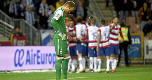 El Arabi salva al Granada con un solitario gol. El Arabi salva al Granada con un solitario gol.